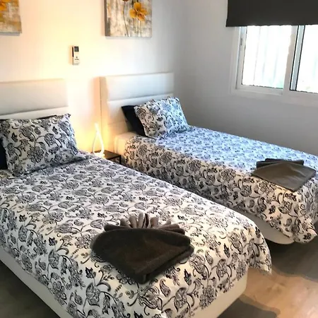 Air-conditioned 2 Bedroom Poolside Apt - Free Wifi * Puerto del Carmen (Lanzarote)