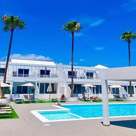Air-conditioned 2 Bedroom Poolside Apt - Free Wifi Apartment *