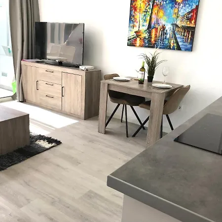 Apartment Air-conditioned 2 Bedroom Poolside Apt - Free Wifi *
