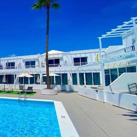 Air-conditioned 2 Bedroom Poolside Apt - Free Wifi * Puerto del Carmen (Lanzarote)