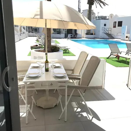 Air-conditioned 2 Bedroom Poolside Apt - Free Wifi Apartament