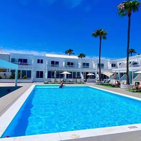 Air-conditioned 2 Bedroom Poolside Apt - Free Wifi Apartament Puerto del Carmen (Lanzarote)